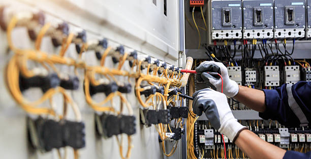 Professional Electrician technician working in Campbell, MO